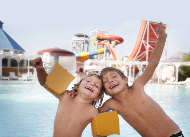 jongens in zwembad korting pretpark