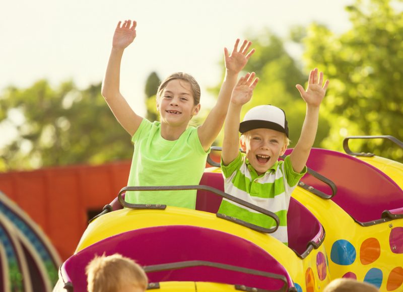meisje jonge achtbaan korting pretpark