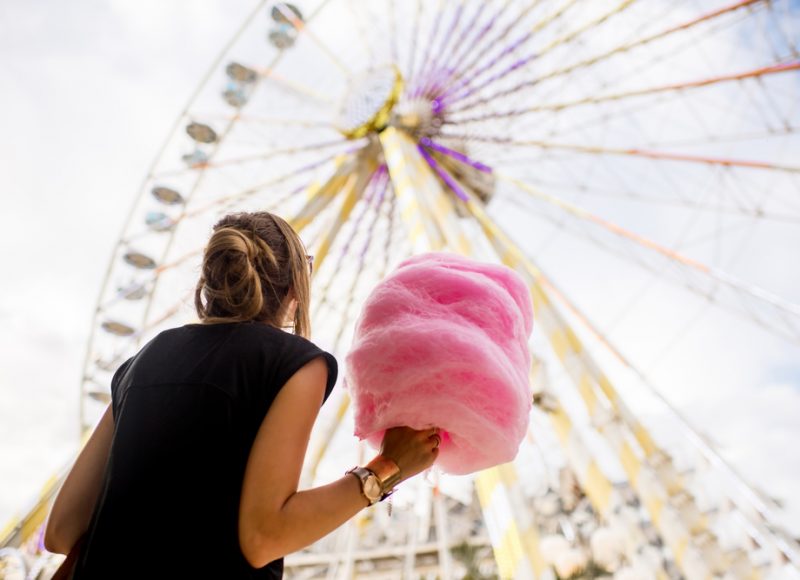 meisje met suikerspin korting pretpark
