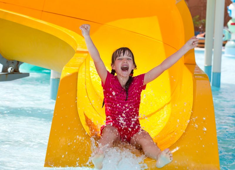 meisje glijbaan korting pretpark